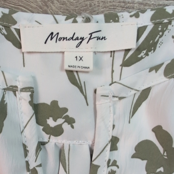 Chic Floral Blouse in Green and White - Picture 9 of 9